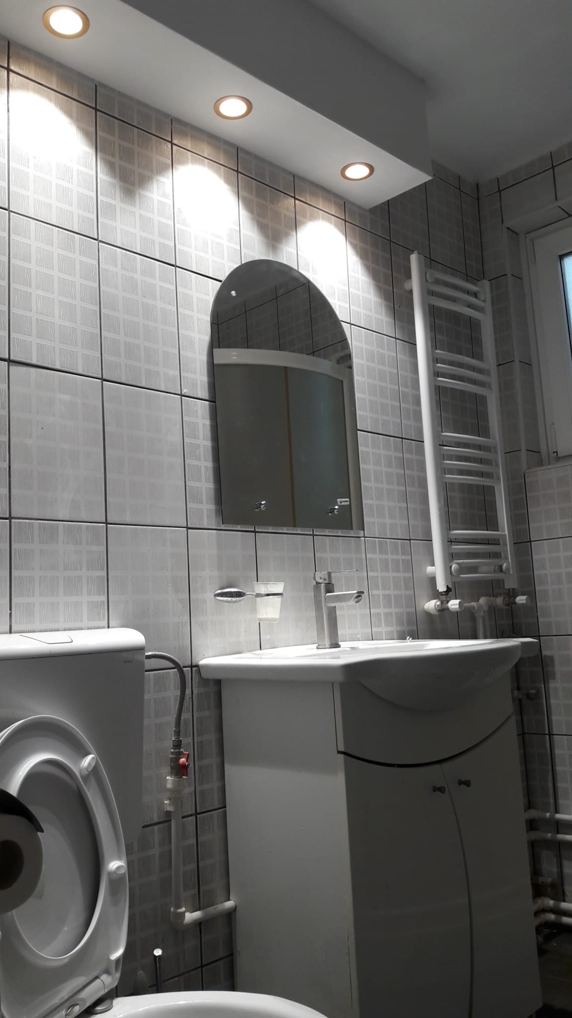 2 cam Centru, parter, renovat,  pret 72000 Euro