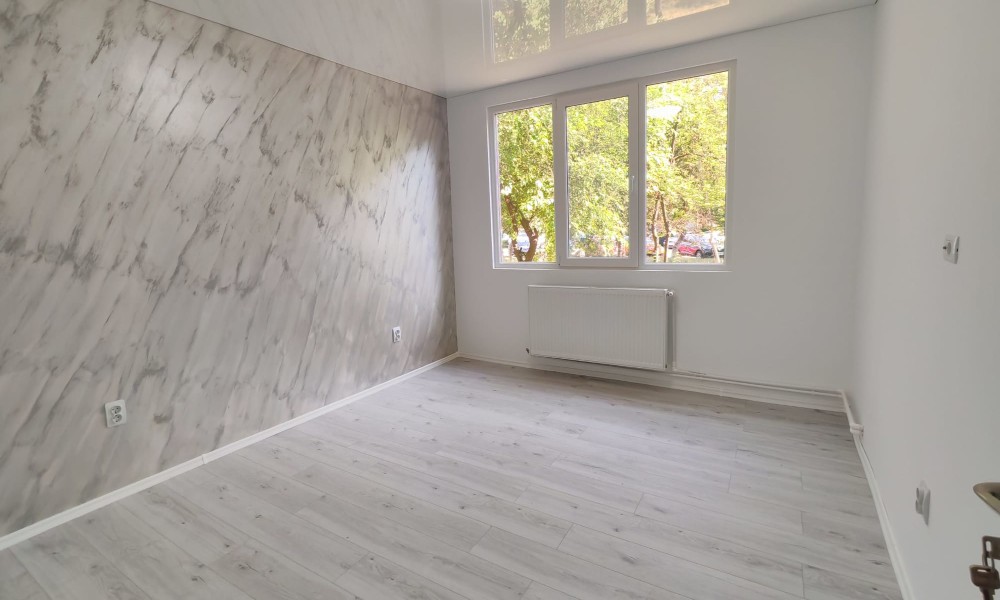 Apartament renovat la parter