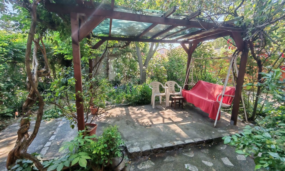 Vila cu sera si gradina, Arcasilor